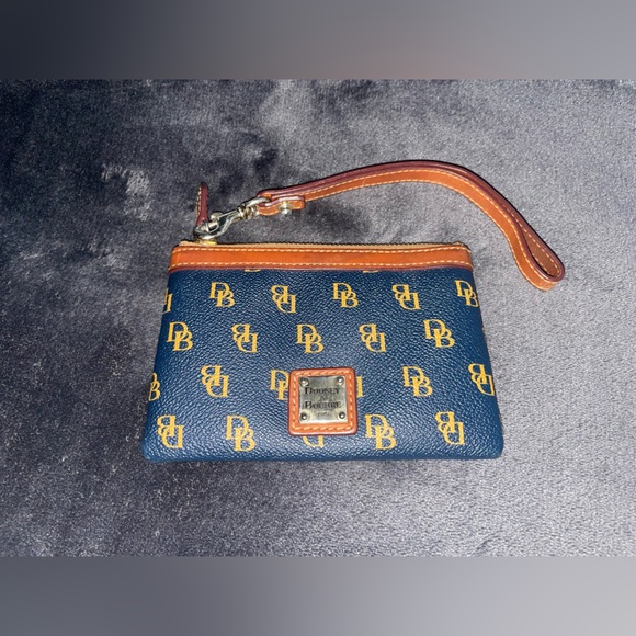 Dooney & Bourke Handbags - 🌸AUTHENTIC Dooney and Bourke coin purse/wristlet.